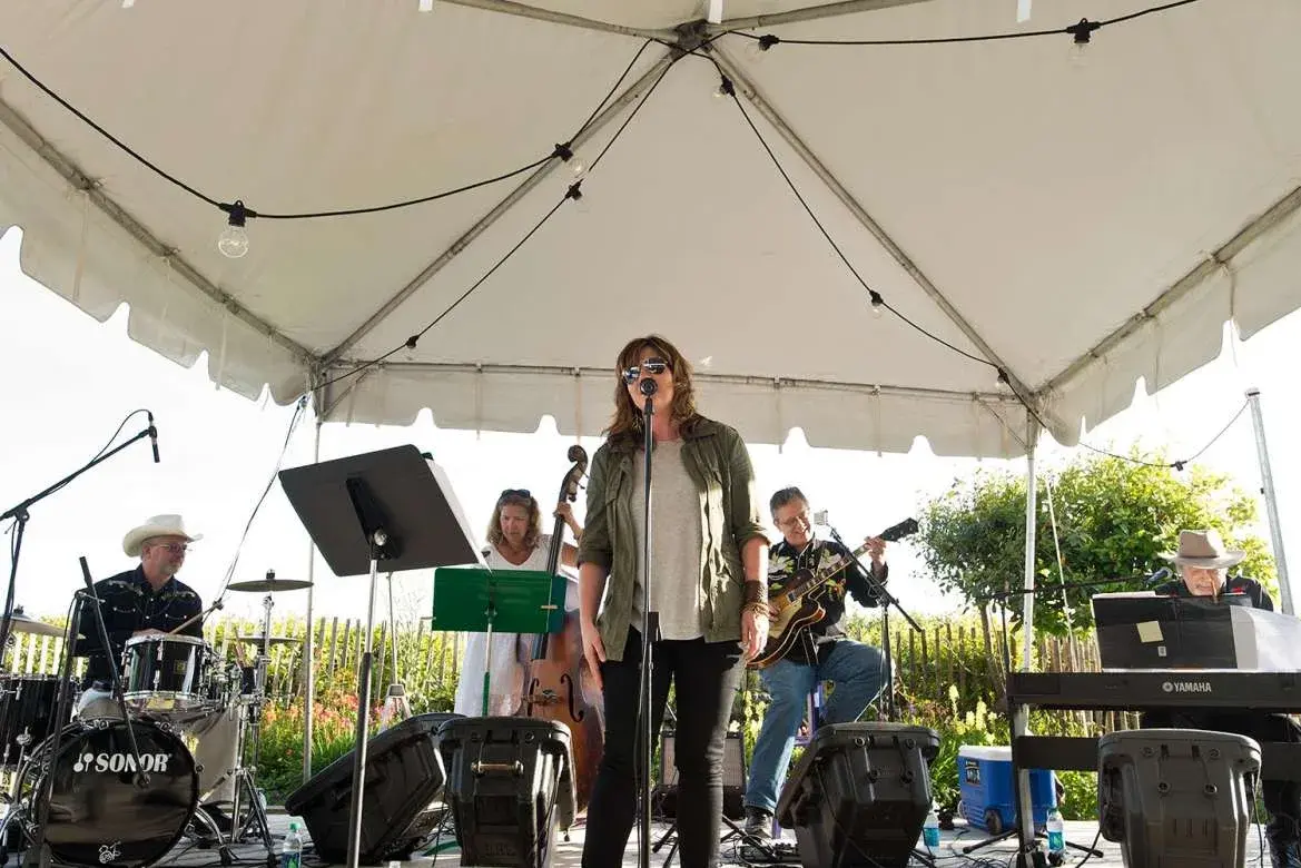 Jennifer Steele at Bud & Alley’s Photos