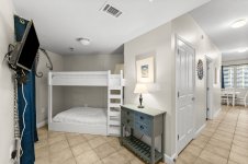 3-web-or-mls-9900-s-thomas-dr-1210.jpg