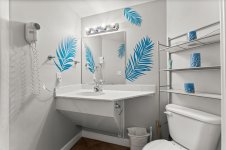 4-web-or-mls-9900-s-thomas-dr-1210.jpg
