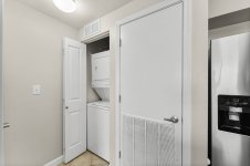 16-web-or-mls-9900-s-thomas-dr-1210.jpg